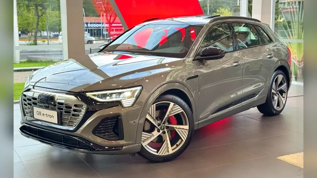 Foto de um audi q8 e-tron