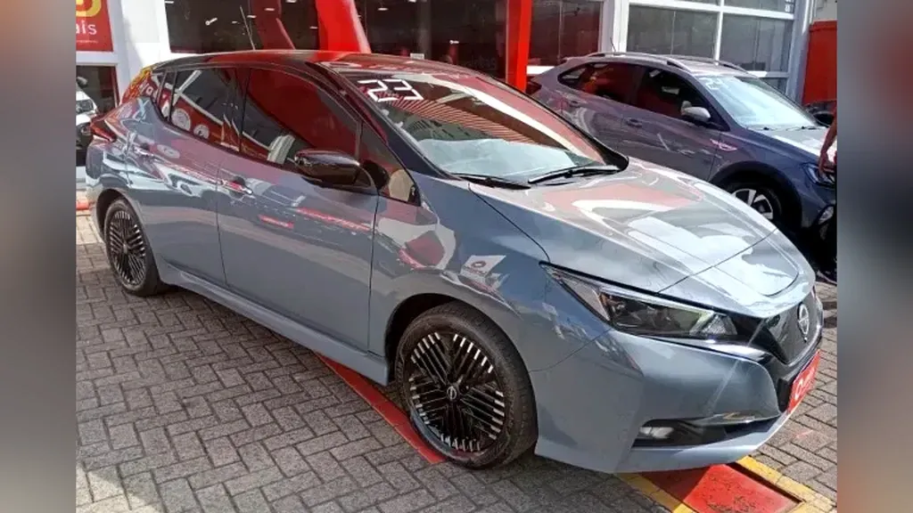 Foto de um nissan leaf
