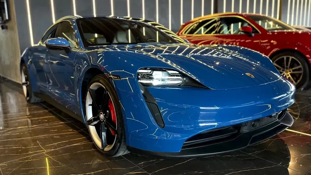 Foto de um porsche taycan