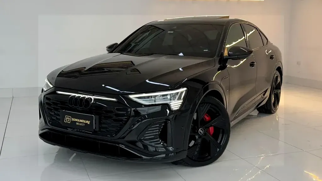 Foto de um audi q8 e-tron