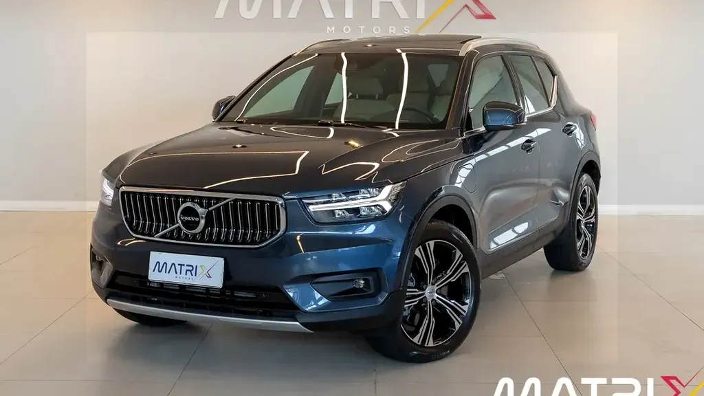 Foto de um volvo xc40 recharge plug-in hybrid