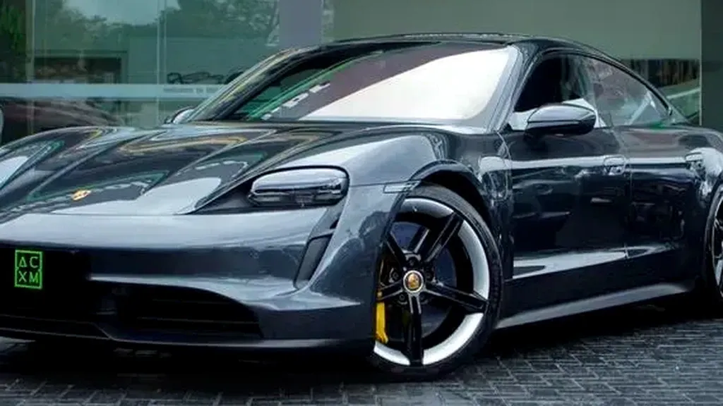 Foto de um porsche taycan