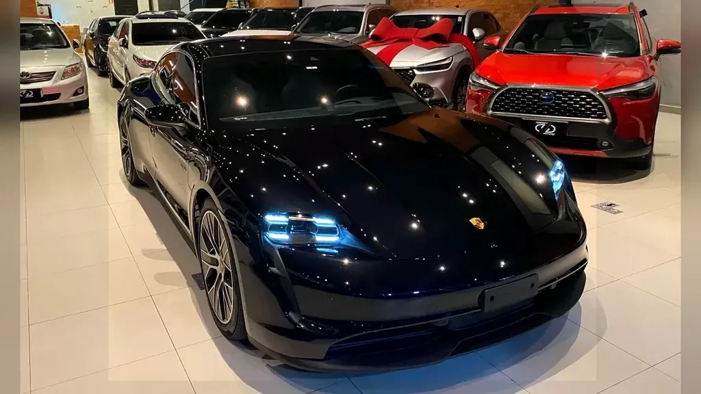 Foto de um porsche taycan