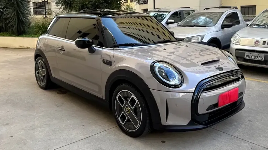 Foto de um mini cooper se