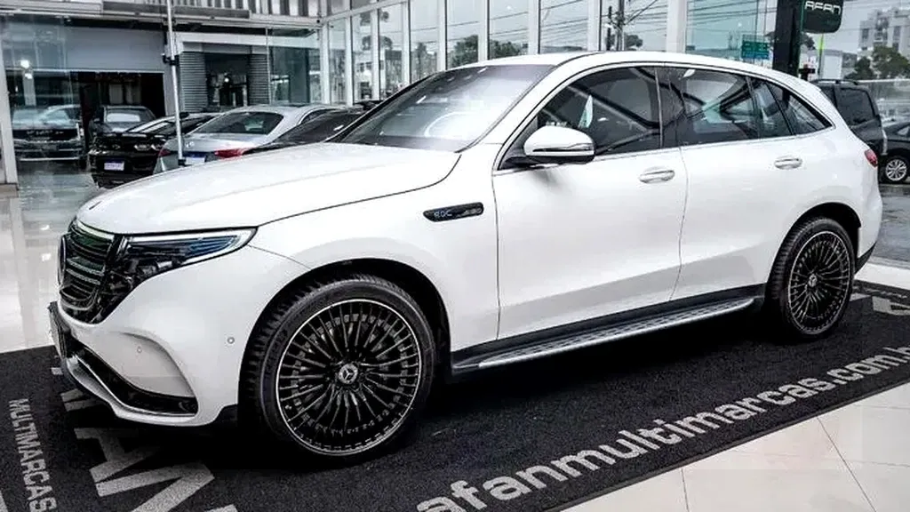 Foto de um mercedes eqc400