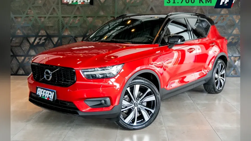 Foto de um volvo xc40 recharge plug-in hybrid
