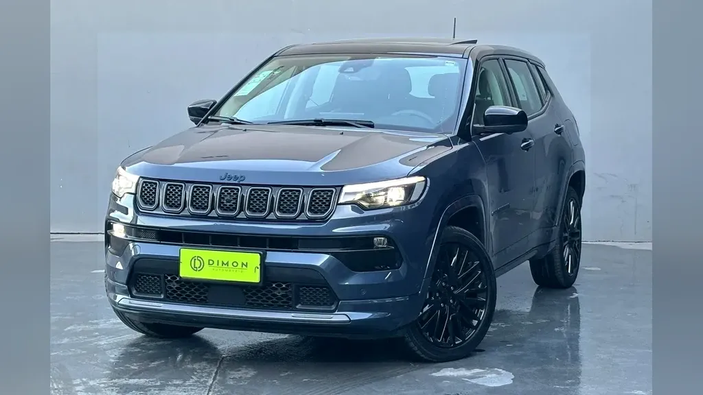 Foto de um jeep compass 4xe plug-in hybrid