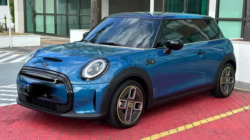 Foto de um mini cooper se