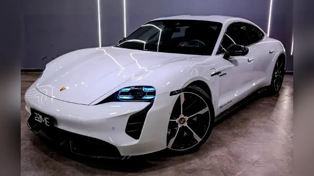 Foto de um porsche taycan