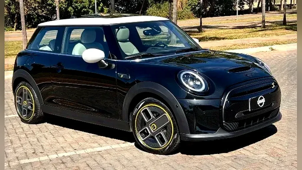 Foto de um mini cooper se