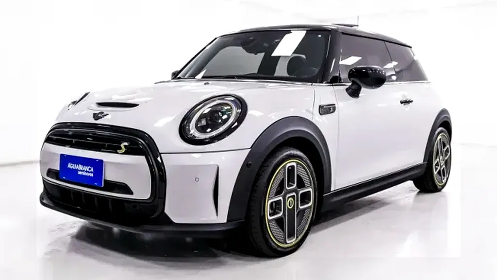 Foto de um mini cooper se