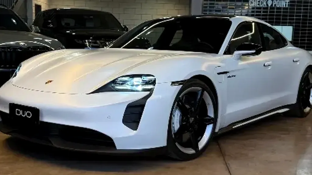 Foto de um porsche taycan