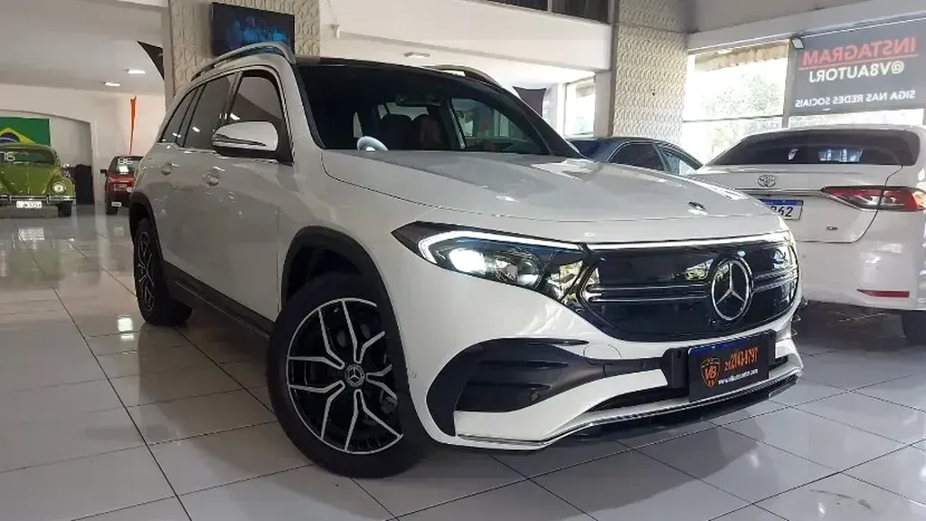 Foto de um mercedes eqb 250