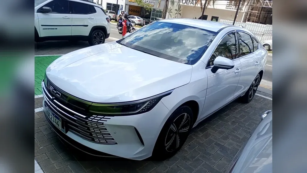 Foto de um byd king dm-i plug-in hybrid