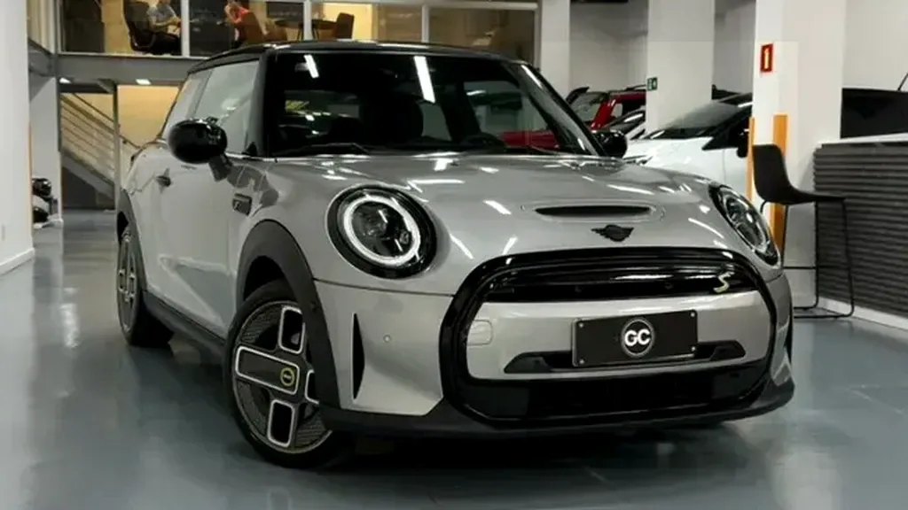 Foto de um mini cooper se