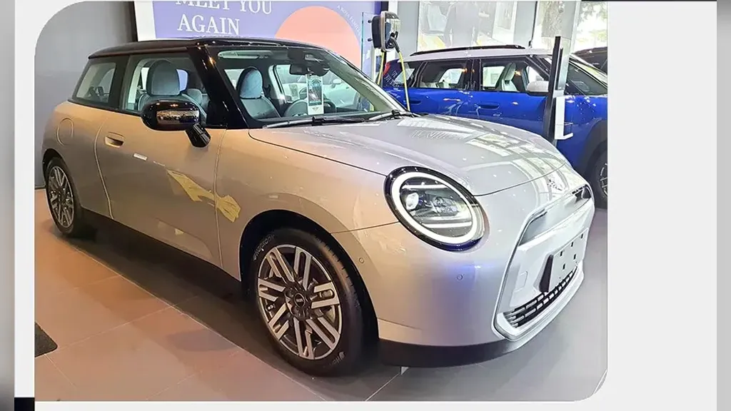 Foto de um mini cooper se