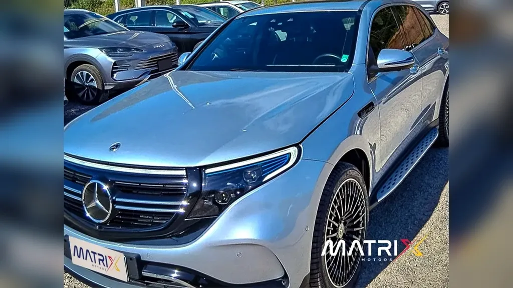 Foto de um mercedes eqc400