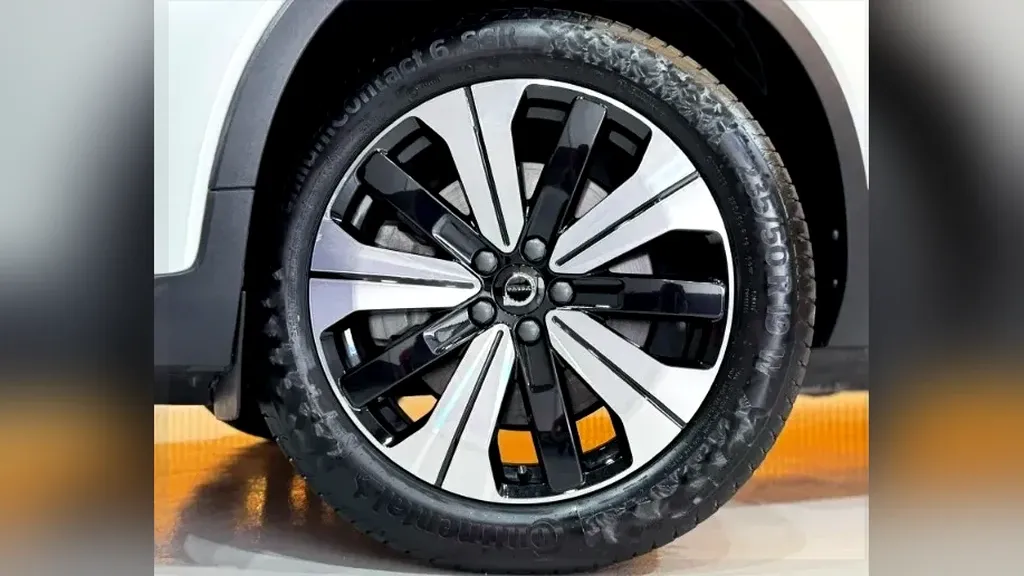 Volvo XC40 Recharge - Imagem 8