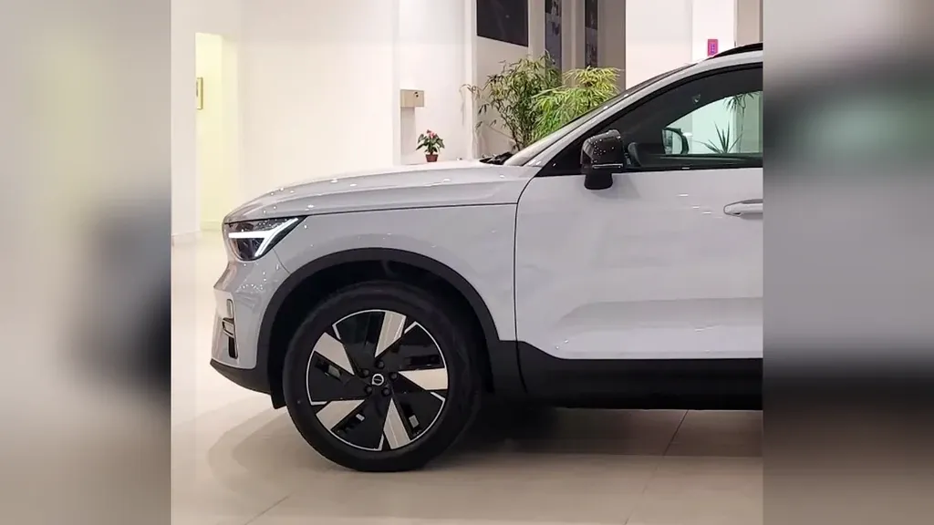 Volvo EX40 - Imagem 4