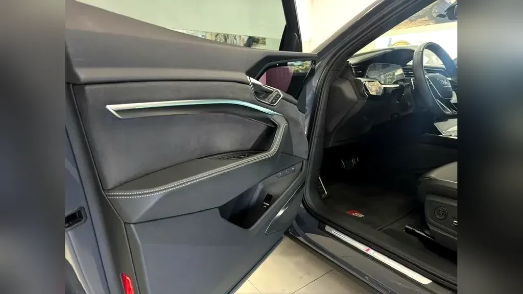 Audi Q8 Sportback E-tron - Imagem 8