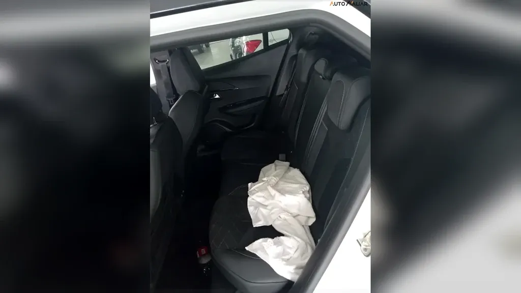 Peugeot E-2008 - Imagem 9