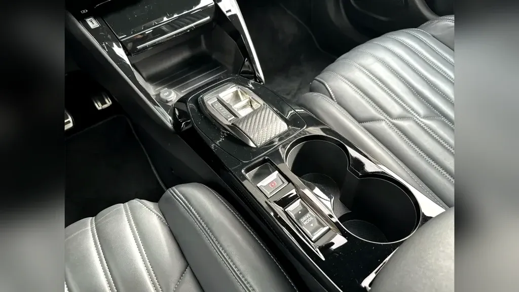 Peugeot E-2008 - Imagem 12