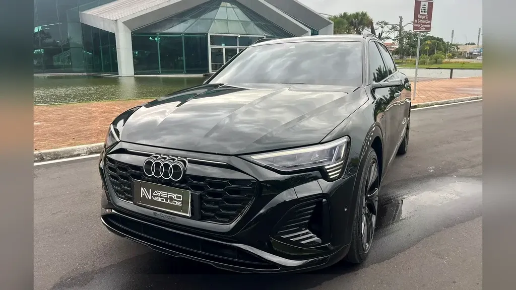 Foto de um audi q8 e-tron