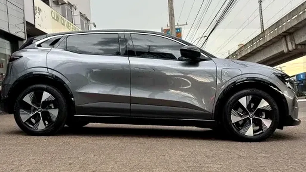 Foto de um renault megane e-tech electric