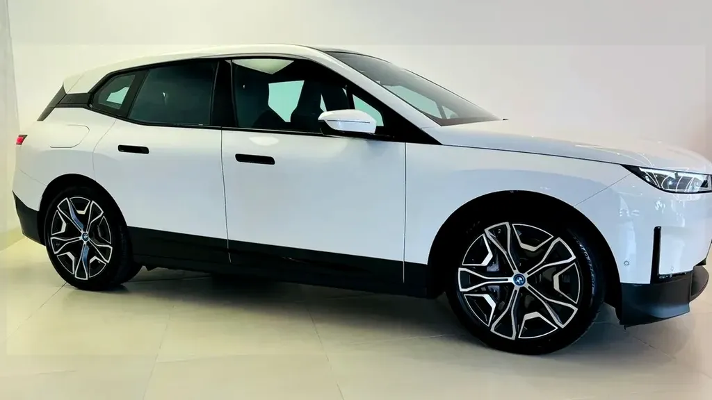 BMW Ix - Imagem 2