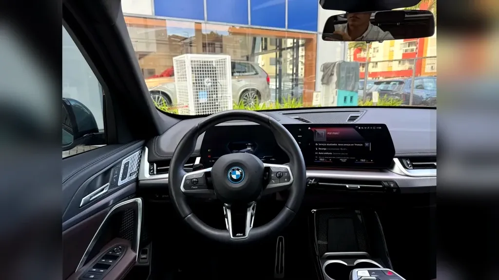 BMW IX1 - Imagem 12