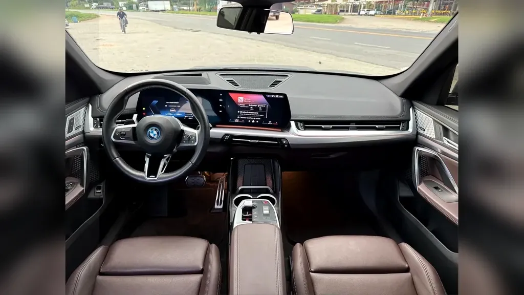 BMW IX1 - Imagem 13