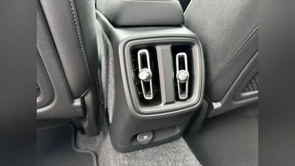 Volvo XC40 Recharge - Imagem 13