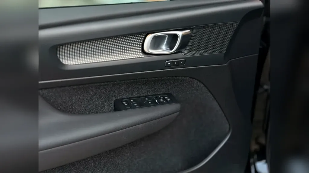 Volvo EX40 - Imagem 11