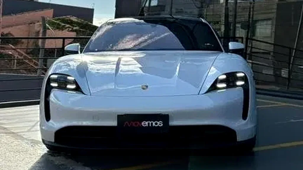 Foto de um porsche taycan