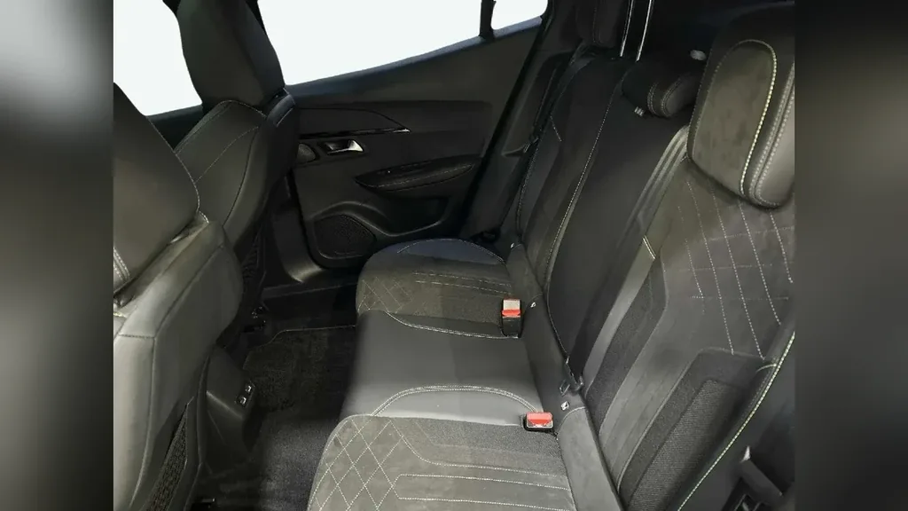 Peugeot E-2008 - Imagem 12