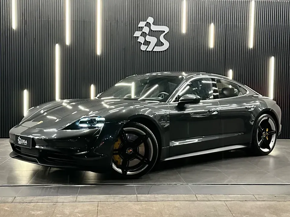 Foto de um porsche taycan 4s.