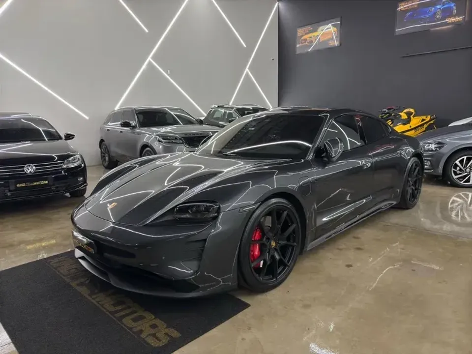 Foto de um porsche taycan 4s.