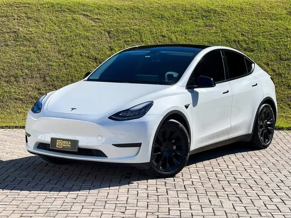 Foto de um tesla model y standard.