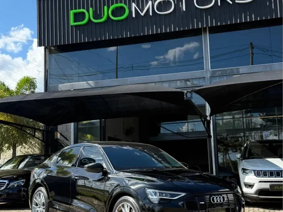 Foto de um audi e-tron premium.
