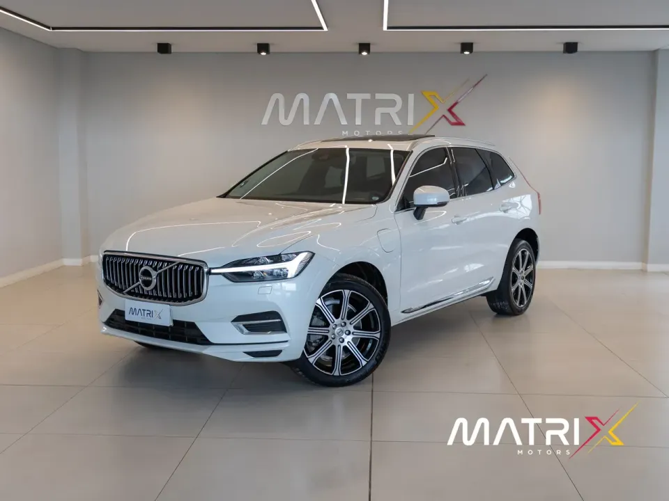 Foto de um volvo xc60 recharge plug-in hybrid