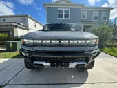 Foto de um gmc hummer ev pickup.