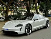Foto de um porsche taycan.
