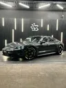 Foto de um porsche taycan.