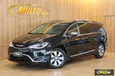 Foto de um chrysler pacifica plug-in hybrid.