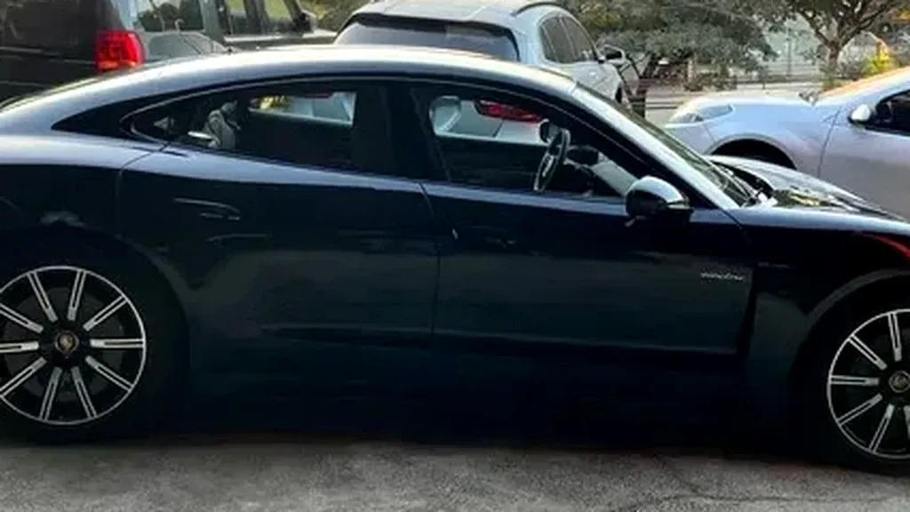 Foto de um porsche taycan