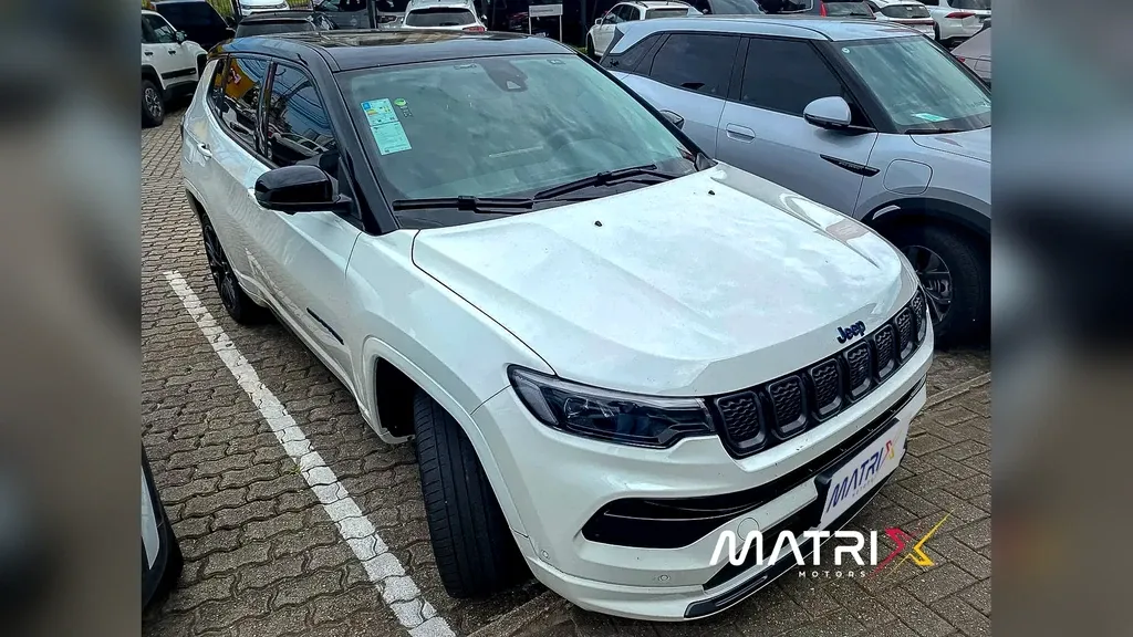 Foto de um jeep compass 4xe plug-in hybrid