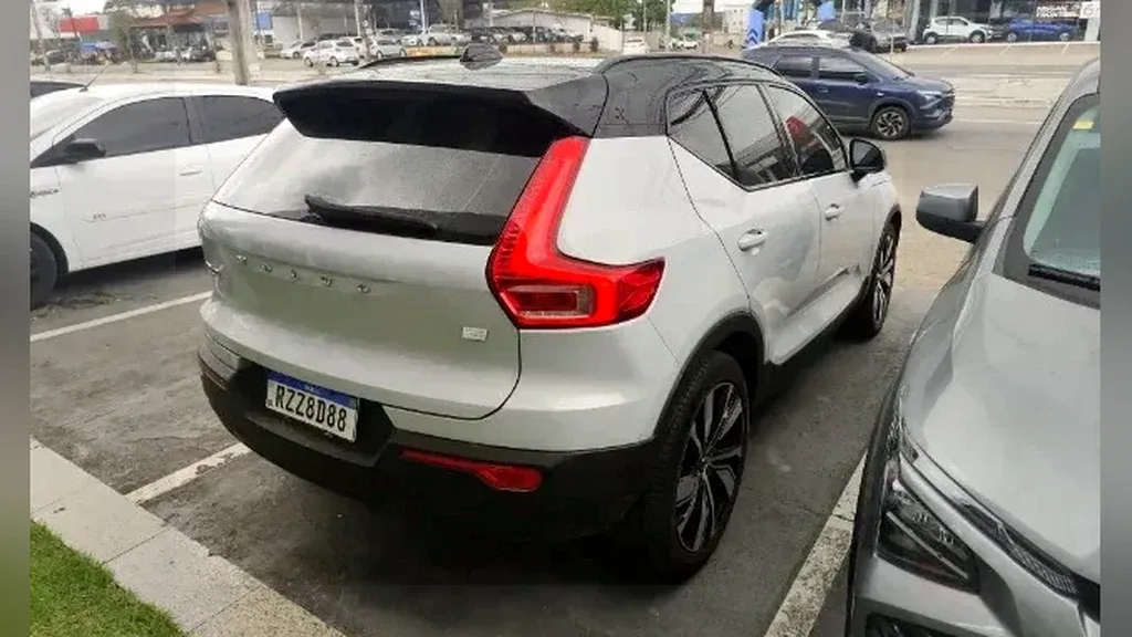 Foto de um volvo xc40 recharge