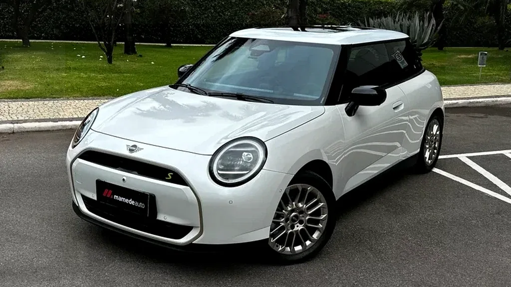 Foto de um mini cooper se